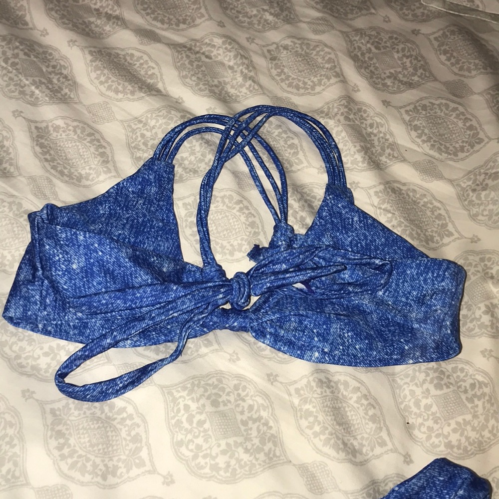 Bikini - Picture 3 of 3